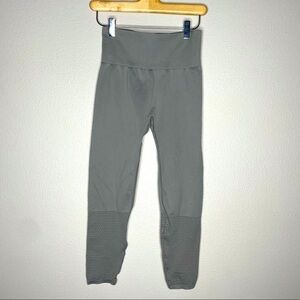 Gray Workout Pants Fabletics Women’s Small Capri workout Pants Gray